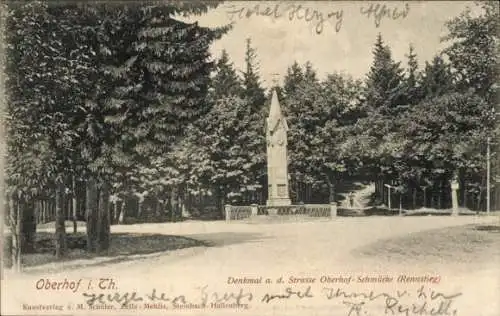 Ak Oberhof im Thüringer Wald, Denkmal a. d. Straße Oberhof-Schmücke, Rennstieg