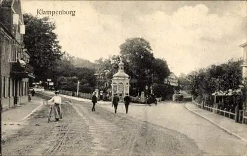 Ak Klampenborg Dänemark, Straßenpartie, Passanten