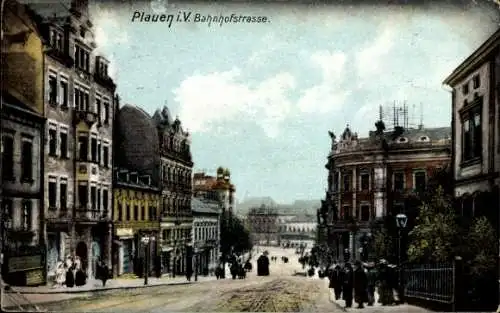 Ak Plauen im Vogtland, Bahnhofstraße, historische Gebäude, Menschen auf der Straße, Stadtansicht