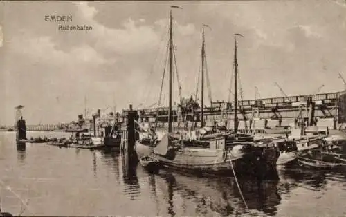 Ak Emden in Ostfriesland, Schiffe im Außenhafen, malerische Wasserlandschaft, historische Ansicht