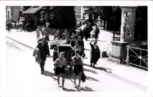 Foto Ak Limbach Oberfrohna in Sachsen, Kinder mit einem Festwagen, Straßenpartie