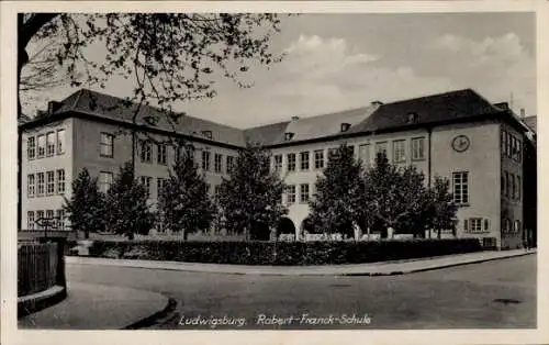 Ak Ludwigsburg in Württemberg,  Robert-Franck-Schule, Schulgebäude, Bäume, Wolken am Himmel