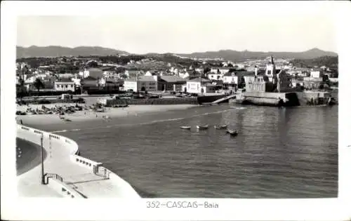 Ak Cascaes Cascais Portugal, Küstenansicht mit Booten, Strand, Gebäuden, Bergen im Hintergrund