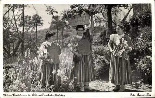 Ak Funchal Insel Madeira Portugal, Drei Frauen mit Blumen, eine trägt Korb, traditionelle Klei...