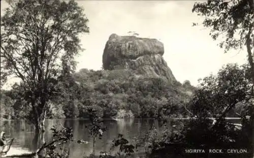 Ak Ceylon Sri Lanka, Sigiriya Rock, Ceylon, große Felsformation, umgeben von Bäumen und Wasser