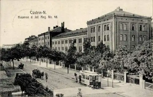 Ak Kostrzyn nad Odrą Cüstrin Küstrin Ostbrandenburg, Kaserne, Straßenbahn, Bäume, Gebäude