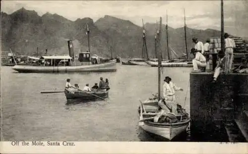 Ak Santa Cruz Argentinien, Boote im Hafen, Gebirge im Hintergrund, Menschen am Kai