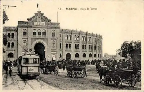 Ak Madrid Spanien, Plaza de Toros, Tram 208, Menschenmenge, historische Gebäude