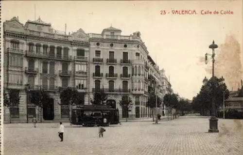 Ak Valencia Stadt Spanien, Straße mit Tram, alte Gebäude, Bäume, Pflasterstein