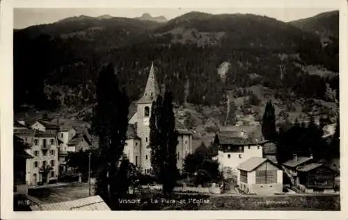 Ak Vissoie Kanton Wallis, Vorderansicht von  Kirche, Plätze, Berge, Bäume