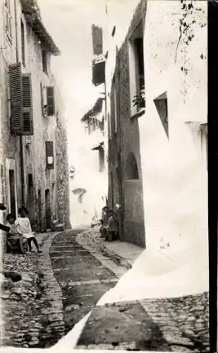 Foto Ak Menton, Kinder in einer Gasse