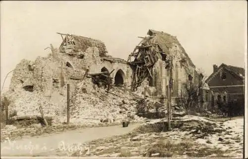 Foto Ak Auchy les Hesdin Pas de Calais?, Zerstörte Kirche, Ruine, Kriegszerstörung 1. WK