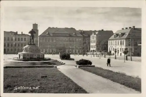 Foto Ak Jablonec nad Nisou Gablonz an der Neiße Region Reichenberg, Straßenpartie, Denkmal