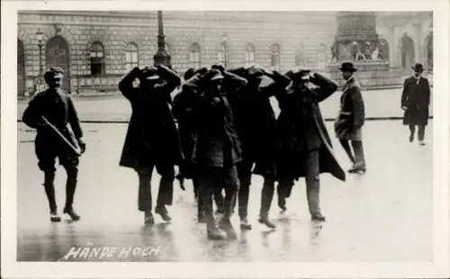 Foto Ak Hände Hoch, Festgenommene Männer, Weimarer Republik