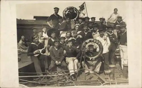 Foto Ak Deutsche Marinesoldaten in Uniformen, Torpedoboot V3, Kaiserliche Marine