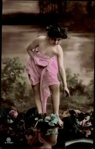 Ak Frau in pinkem Kleid, Porträt, Wiederspiegelung