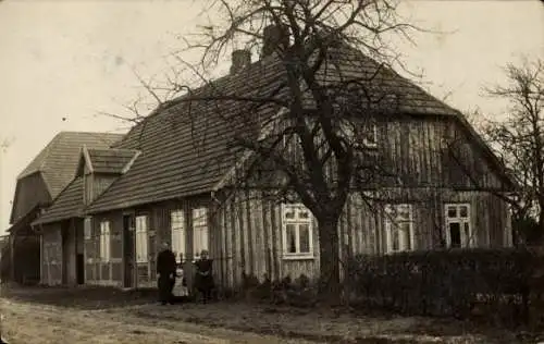 Foto Ak Nindorf Bergen in der Lüneburger Heide, Wohnhaus, Anwohner