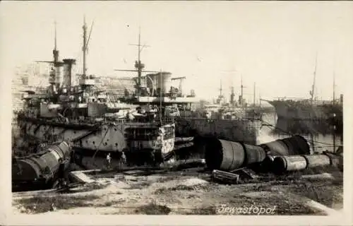 Foto Ak Sebastopol Sewastopol Ukraine, Kriegsschiffe im Hafen, Zerstörung