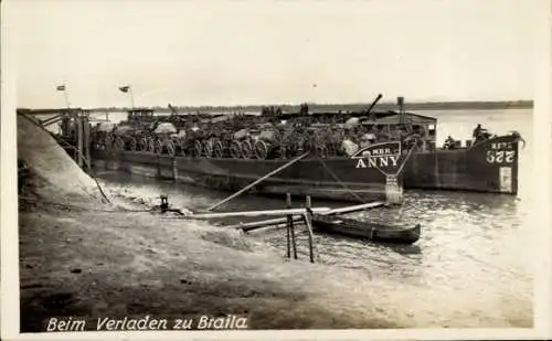 Foto Ak Brăila Rumänien, Beim Verladen, deutsche Armeefuhrwerke auf Lastschiffen, Schiff Anny, 1.WK