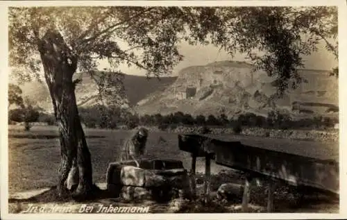 Foto Ak Inkerman Krim Ukraine, Frau am Brunnen