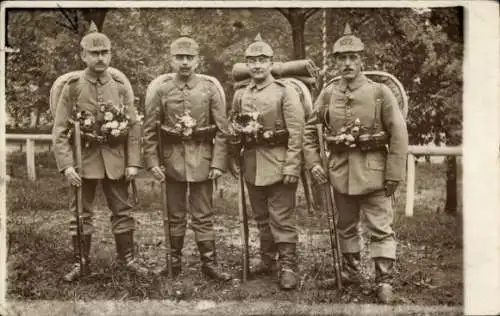 Foto Ak Deutsche Soldaten in Uniform, Regiment 182, Ausrüstung, Pickelhauben, Blumen