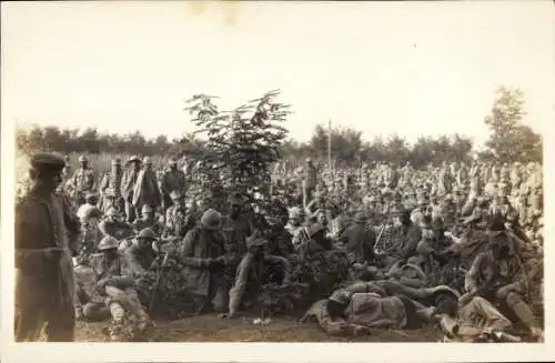 Foto Ak Kriegsgefangene, gefangene französische Soldaten in Uniform an einem Sammelplatz, 1. WK