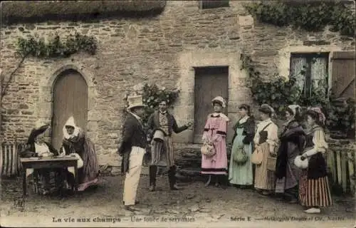 Ak Französisches Landleben, Gruppe vor einem Haus