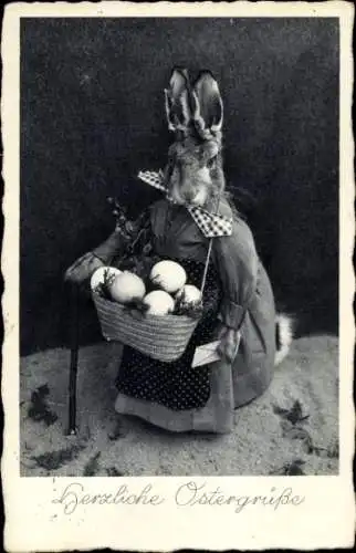 Ak Glückwunsch Ostern, Hase trägt Korb mit Ostereiern