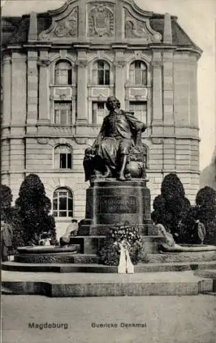 Ak Magdeburg an der Elbe,  Guericke Denkmal, Standbild von Otto Guericke