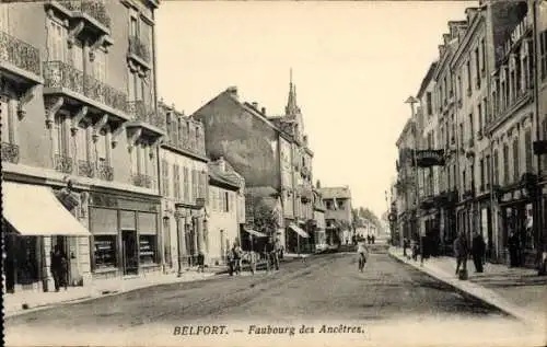 Ak Belfort Beffert Beffort Territoire de Belfort, Straßenszene mit Menschen, die zu Fuß und mi...