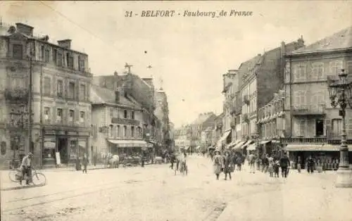 Ak Belfort Beffert Beffort Territoire de Belfort, Straßenszene mit Menschen, die zu Fuß, mit d...