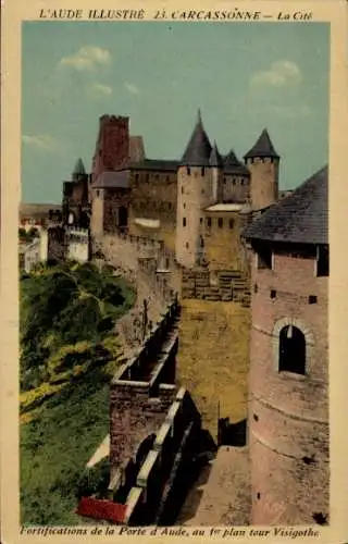 Ak Carcassonne Aude, Stadtbefestigung Porte d'Aude mit Tour Visigothe im Vordergrund