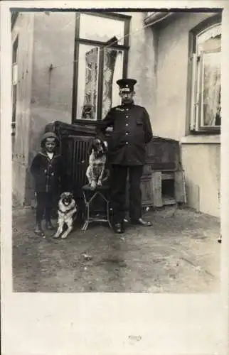 Foto Ak Deutscher Soldat in Uniform, Hunde, Kind, Portrait