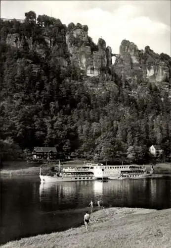 Ak Sächsische Schweiz, Bastei mit Luxusmotorschiff auf der Elbe, Ausflugsdampfer