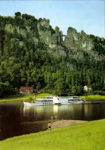 Ak Sächsische Schweiz, Bastei mit Luxusmotorschiff auf der Elbe, Ausflugsdampfer