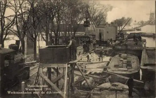 Ak Monnickendam Waterland Nordholland Niederlande, Monnikendam, Hochwasser 1916, Arbeiten zur ...