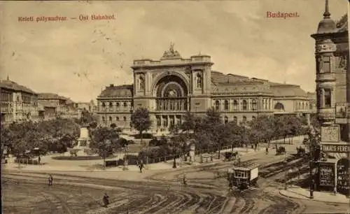 Ak Budapest Ungarn, Keleti pályaudvar, historische Straßenszene, Gebäudearchitektur,  Straßenbahn