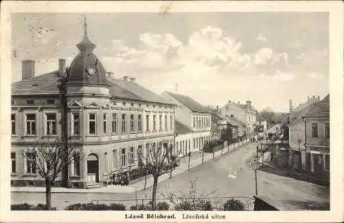 Ak Lázně Bělohrad Bad Bielohrad Neudorf Region Königgrätz, Historische Straßenansicht, Gebäude...