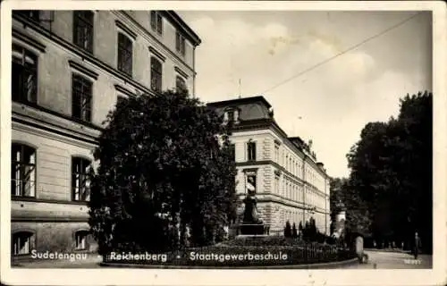 Ak Reichenberg in Böhmen Liberec Tschechien, Staatsgewerbeschule, Sudetengau,  architektonisch...