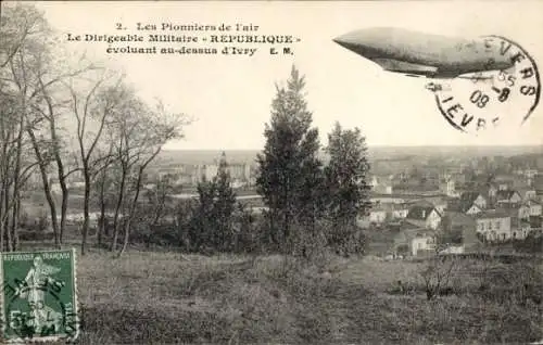 CPA Dirigeable Militaire Republique evoulant au-dessus d'Ivry