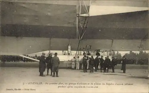 Ak Lunéville Lothringen Meurthe et Moselle, Luftschiff Zeppelin, Offiziere und Piloten