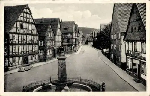 Ak Hofgeismar in Hessen, Historische Fachwerkhäuser, Brunnen, ruhige Straße, ländliche Umgebung