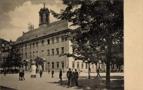 Ak Heidelberg am Neckar, Historisches Gebäude, Personen im Freien, Bäume, sonniger Tag