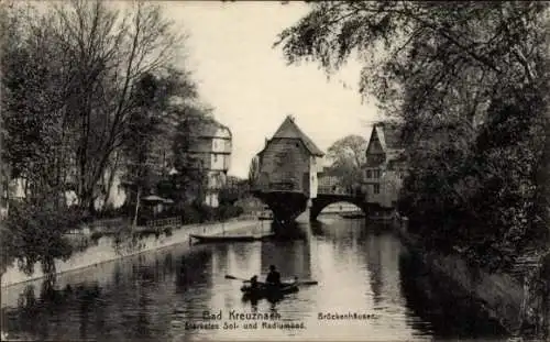 Ak Bad Kreuznach an der Nahe,  Sol- und Radiumbad, Brückenhäuser, Fluss mit Ruderbooten