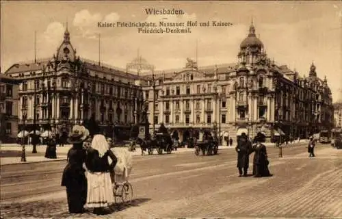 Ak Wiesbaden in Hessen, Kaiser Friedrichplatz, Nassauer Hof, Kaiser-Friedrich-Denkmal.