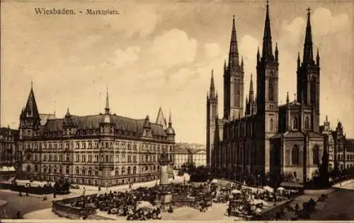 Ak Wiesbaden in Hessen, Marktplatz, historische Gebäude, Menschenmengen, Sonnenschein, Türme