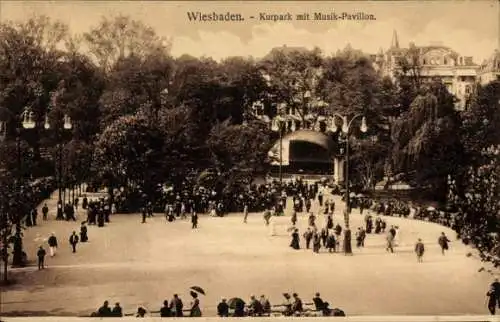 Ak Wiesbaden in Hessen, Kurpark, Musik-Pavillon, Menschenmengen, Bäume, historische Architektur