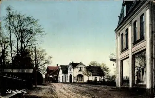 Ak Skodborg Schottburg Dänemark, Straßenpartie, Gebäude