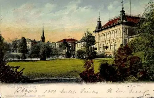 Ak Bad Elster im Vogtland, Ansicht eines großen Gebäudes, grüner Park, Kirche im Hintergrund