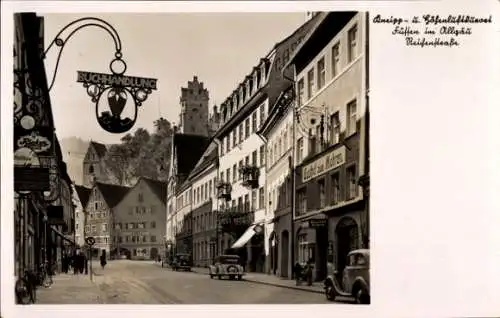 Ak Füssen im Allgäu, Buchhandlung, historische Straße, alte Gebäude, Autos